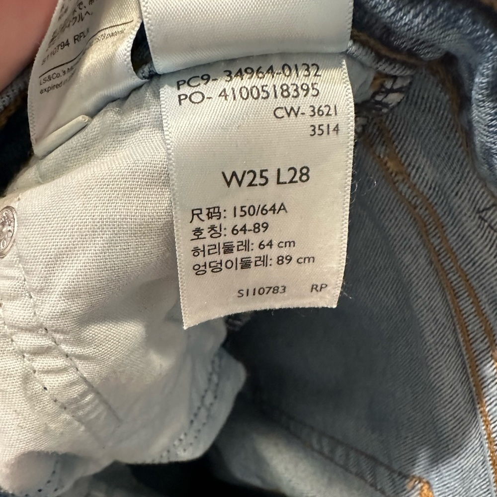 Levi’s Ribcage Cropped Jeans - Picture 4 of 4
